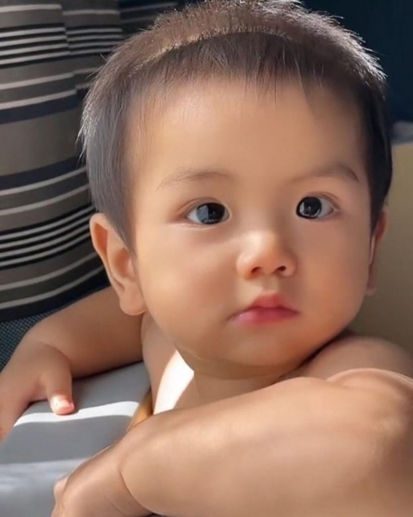 ลูกเต้าเหล่าใคร? หนูน้อยคนนี้กำลังครองใจพี่ๆเเฟนคลับทั้งประเทศ