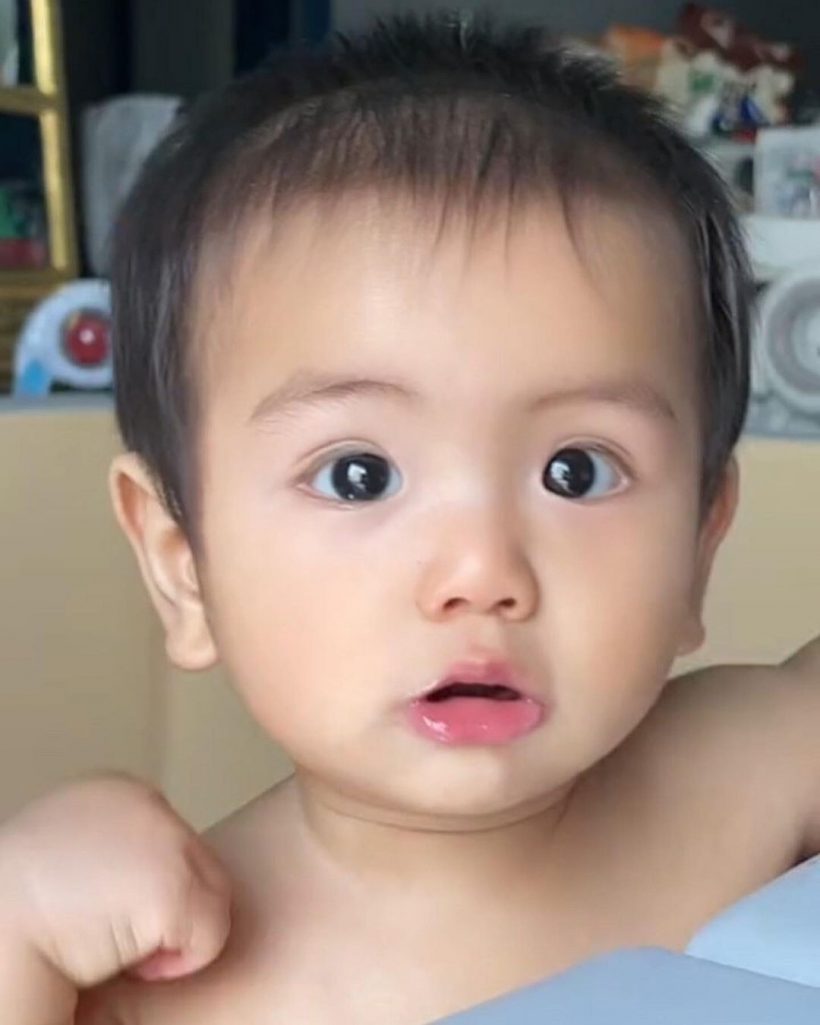 ลูกเต้าเหล่าใคร? หนูน้อยคนนี้กำลังครองใจพี่ๆเเฟนคลับทั้งประเทศ