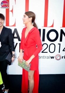 มิน พีชญา กับ เดรส สีแดงแรงฤทธิ์ งาน @ ELLE  FASHION  WEEK  2014 Autumn/Winter