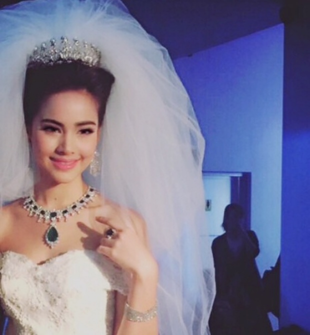 ญาญ่า อุรัสยา ในชุดเจ้าสาวขาวฟูฟ่อง สวยกว่าเธอคนนี้ หายากอ่ะ พูดเลย!