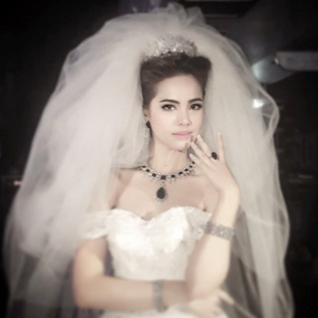 ญาญ่า อุรัสยา ในชุดเจ้าสาวขาวฟูฟ่อง สวยกว่าเธอคนนี้ หายากอ่ะ พูดเลย!