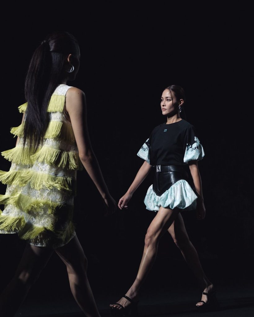 จึ้งมากแม่!นางเอกสาวชาวไทย เดินสวยสับบนรันเวย์ Seoul Fashion Week .