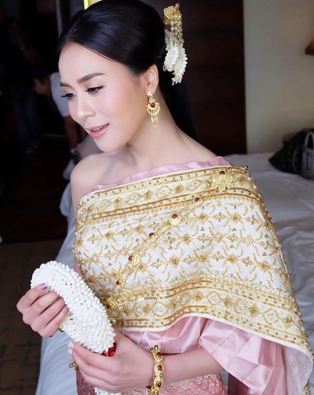 สวยกราบ!! “รถเมล์ คะนิงนิจ” ในชุดไทยสวยงามสง่าทำใจละลาย !!!