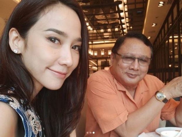 อั้ม พัชราภา กับภาพครอบครัว ในวันเกิดคุณแม่ รู้เลยสวยได้ใคร?!