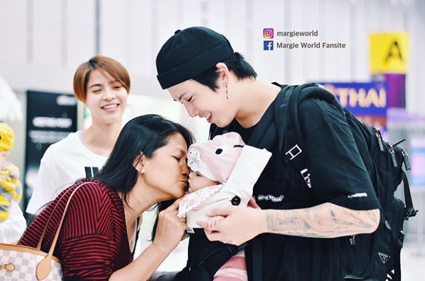 “ป๊อก - มาร์กี้” กระเตงลูกแฝด “น้องมีก้า - น้องมีญ่า” บินลัดฟ้าขึ้นเครื่อง “เที่ยวสวีเดน” ครั้งแรก   