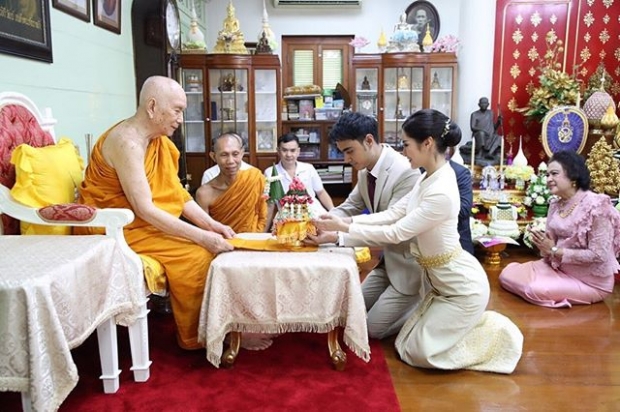 “แพร ณัฏฐธิดา” ควงว่าที่สามี! เข้าพิธีรับ “น้ำพระพุทธมนต์“ จากสมเด็จพระสังฆราช 