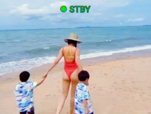 ช็อตเด็ด! ชมพู่ จูงน้องเเฝดเดินริมหาด เเต่สะดุดที่ชุดโฟกัสผิดจุด