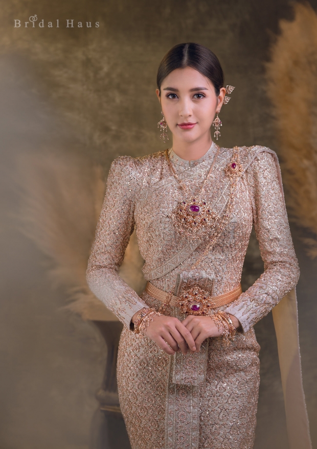 เปิดภาพหายาก! มารี ลูกครึ่งไทย-เยอรมัน เเต่งชุดไทยเเบบนี้ สวยปังออร่าจับ