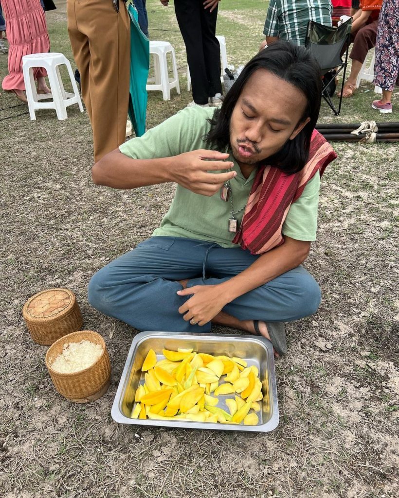 ชาวเน็ตรีบเบรก หลัง สิงโต นำโชค กินข้าวเหนียวมะม่วงเเบบนี้