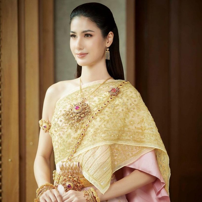 สง่างาม! เปิดภาพ พิ้งพลอย ปภาวดี สวมใส่ชุดไทยสวยดุจนางในวรรณคดี