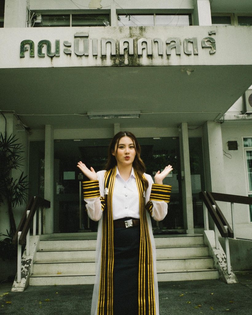 แห่ยินดีบัณฑิตสาวนิเทศศาสตร์จุฬา ดีกรีนางเอกคนสวย