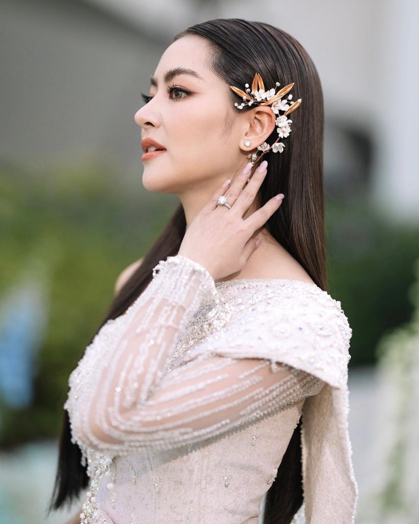 ดาราสาวใส่ชุดไทยเอาใจเเม่ในงานหมั้น หลายคนชมสวยเหมือนนางฟ้านางสวรรค์