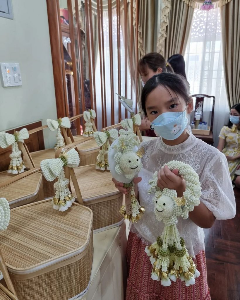 เปิดภาพน่าประทับใจ น้องปีใหม่ กิริยานอบน้อมรู้เลยคุณแม่สอนมาดี