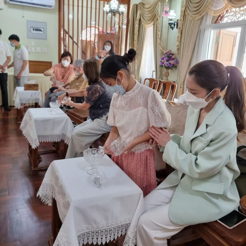 เปิดภาพน่าประทับใจ น้องปีใหม่ กิริยานอบน้อมรู้เลยคุณแม่สอนมาดี