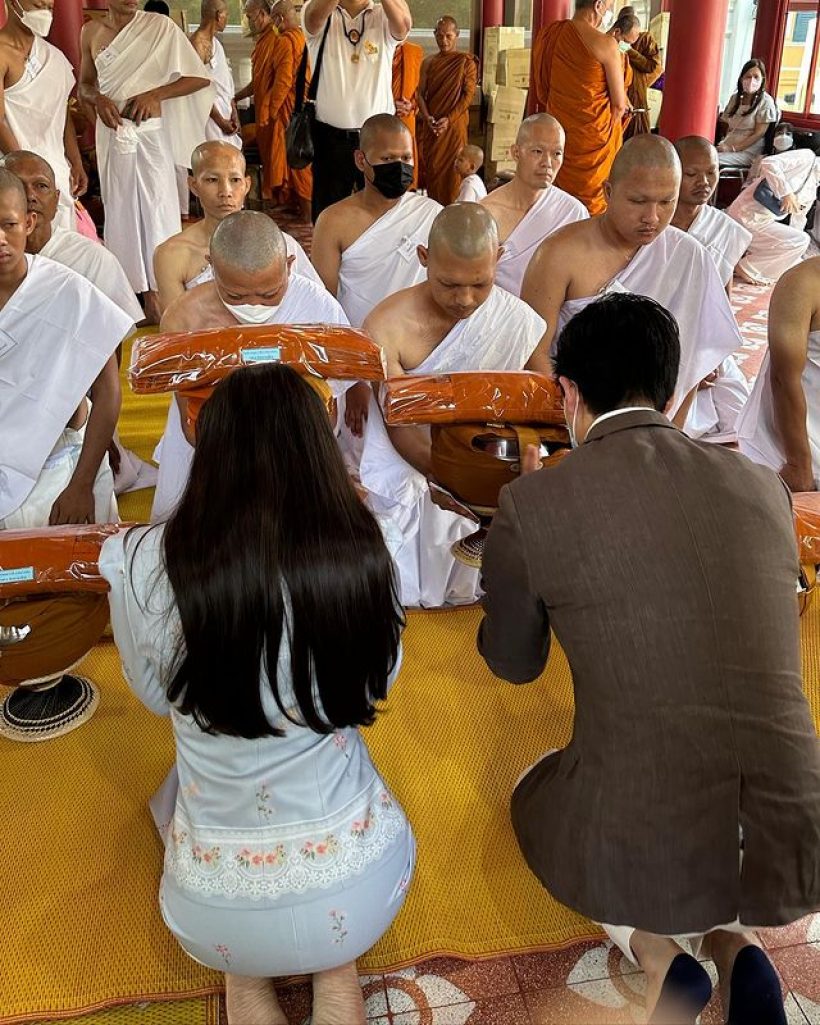 คู่สร้างคู่สม ดาราสาวควงสามีหมื่นล้านทำบุญใหญ่ เป็นเจ้าภาพบวชพระ 15 รูป 