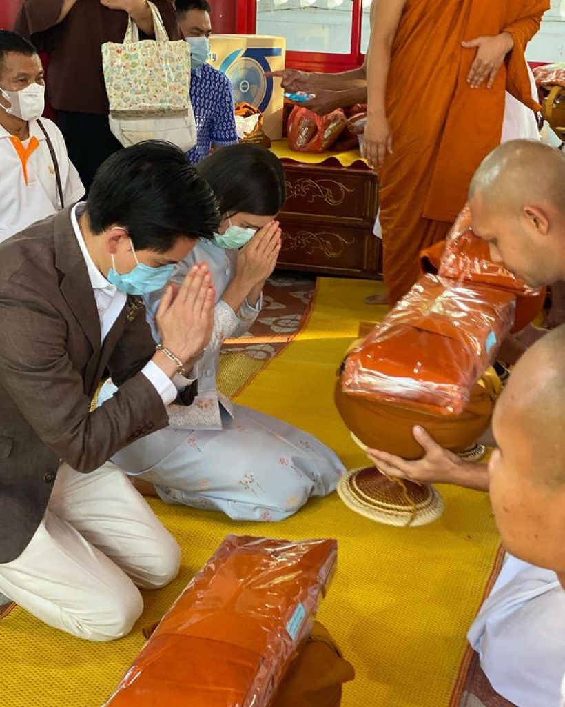 คู่สร้างคู่สม ดาราสาวควงสามีหมื่นล้านทำบุญใหญ่ เป็นเจ้าภาพบวชพระ 15 รูป 