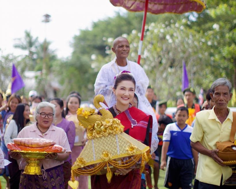 ว้าว! เเอนสิเรียม ร่วมบุญใหญ่งานกฐิน สวมใส่ผ้าซิ่นสวยตะลึงในวัย 52 ปี 