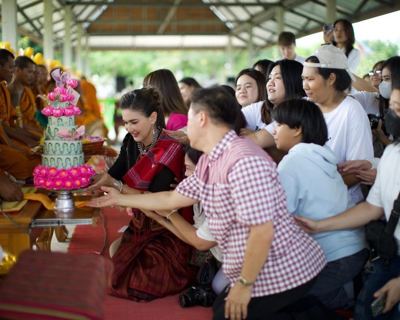 ว้าว! เเอนสิเรียม ร่วมบุญใหญ่งานกฐิน สวมใส่ผ้าซิ่นสวยตะลึงในวัย 52 ปี 