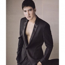 ไมค์ ในชุดสูทร หล่อ หรู ดูดี