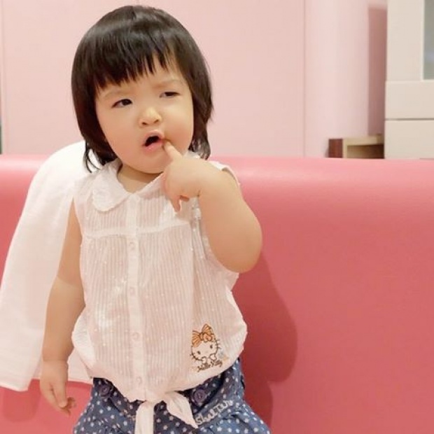 น้องรีนา ลูกสาว ออย ธนา ยิ่งโตยิ่งหน้าเหมือนคุณพ่อเลย