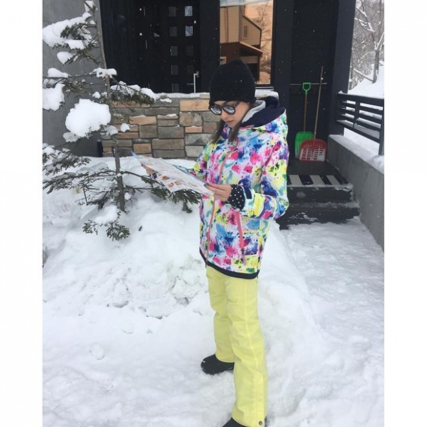 สีสันสดใสสุดๆ แอบส่องชุดเล่นสกีที่ Niseko ของเอมี่กันจ้า