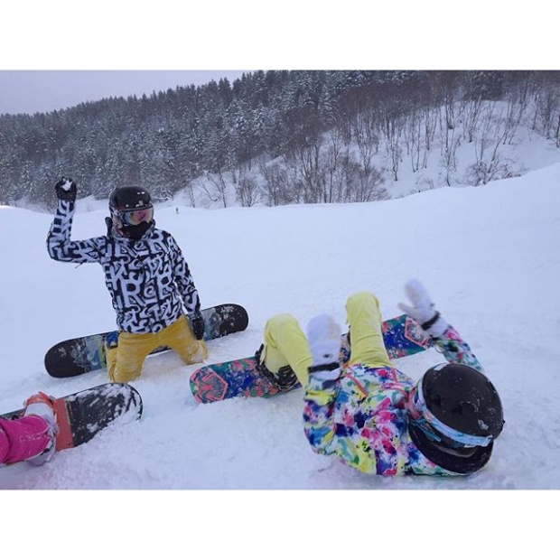 สีสันสดใสสุดๆ แอบส่องชุดเล่นสกีที่ Niseko ของเอมี่กันจ้า