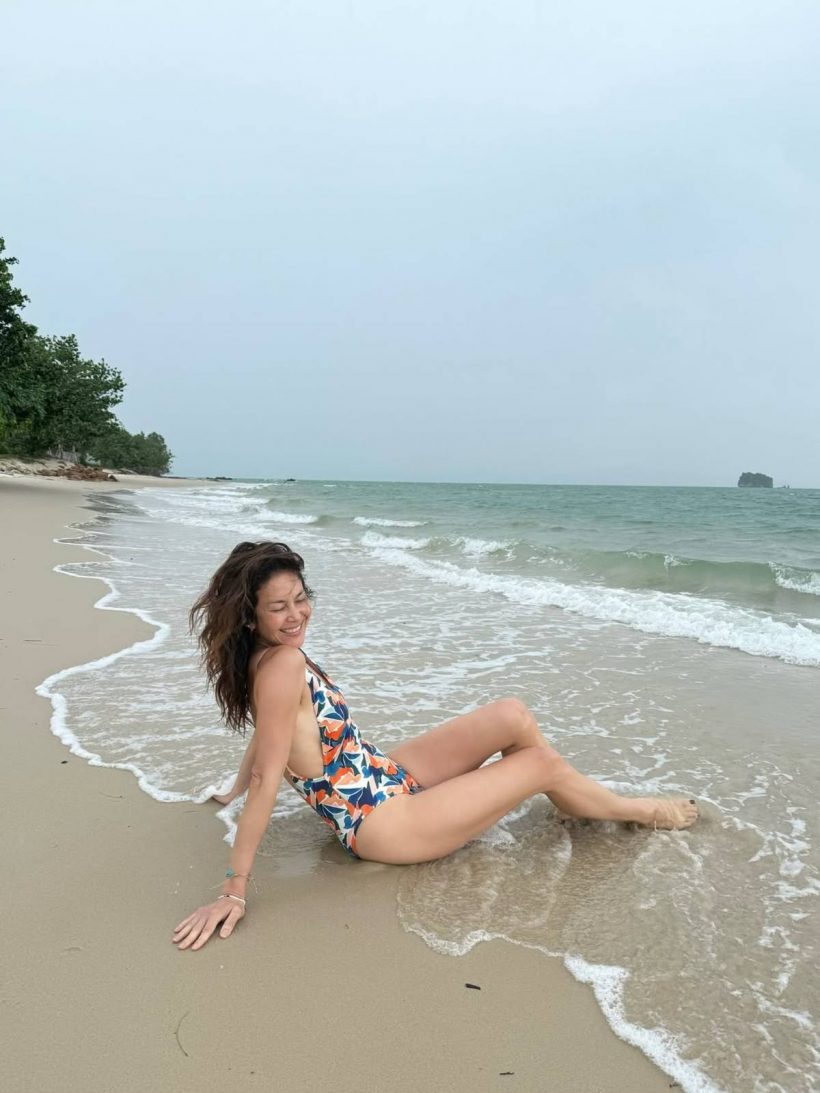 10เต็ม10 พอลล่าโชว์ความสดใสในชุดวันพีซเว้าสูง ริมชายหาด