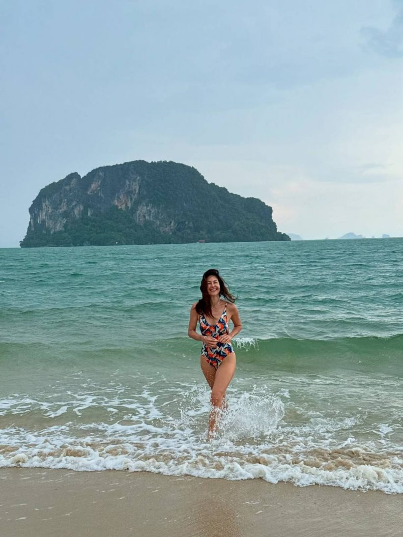 10เต็ม10 พอลล่าโชว์ความสดใสในชุดวันพีซเว้าสูง ริมชายหาด