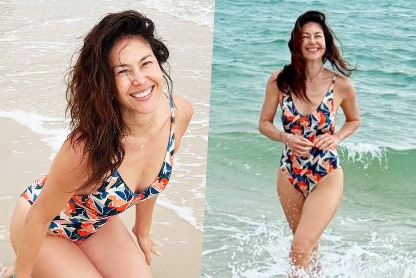 10เต็ม10 พอลล่าโชว์ความสดใสในชุดวันพีซเว้าสูง ริมชายหาด