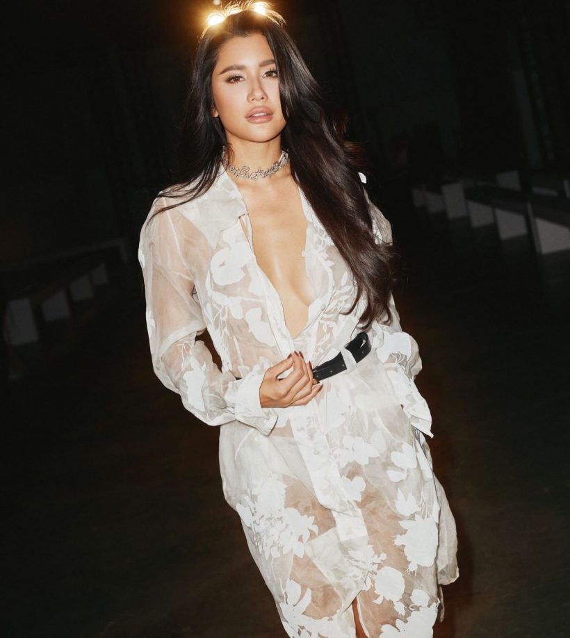 นี่แหละตัวจริง! ปูไปรยา กับลุคซีทรูลายดอกไม้ ที่โลกแฟชั่นต้องจารึก