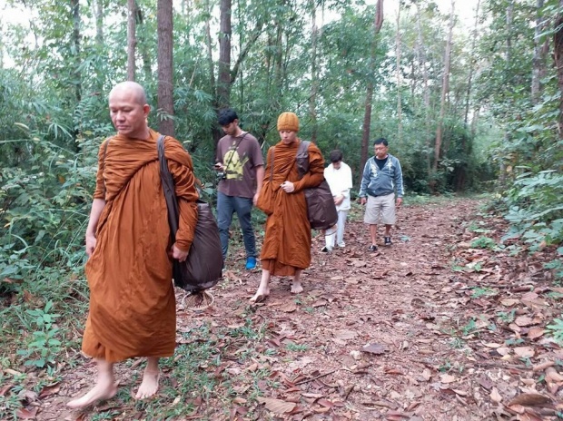 สาธุ เผยภาพ พระหมาก ปริญ เท้าเปล่าเดินธุดงค์ ปักกลด กลางป่าที่เชียงราย