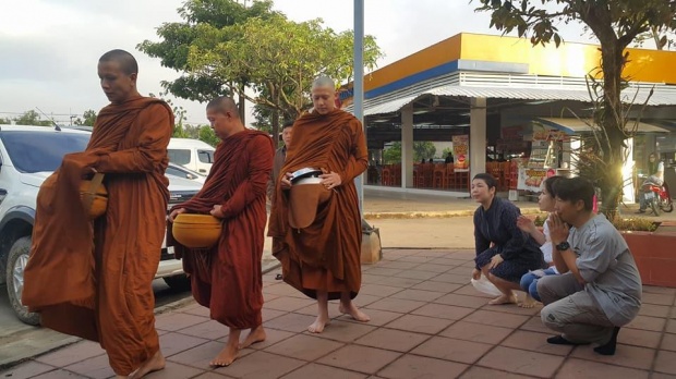 สาธุ เผยภาพ พระหมาก ปริญ เท้าเปล่าเดินธุดงค์ ปักกลด กลางป่าที่เชียงราย