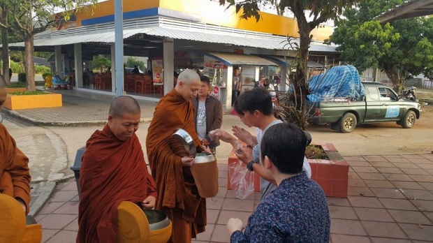 สาธุ เผยภาพ พระหมาก ปริญ เท้าเปล่าเดินธุดงค์ ปักกลด กลางป่าที่เชียงราย