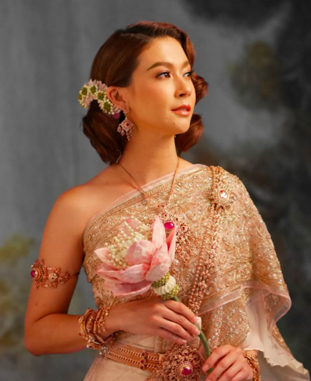 สะกดทุกสายตา! เธอคือนางเอกลูกครึ่ง ที่ใส่ชุดไทยแล้วสวยจนเหมือนหลุดมาจากวรรณคดี!