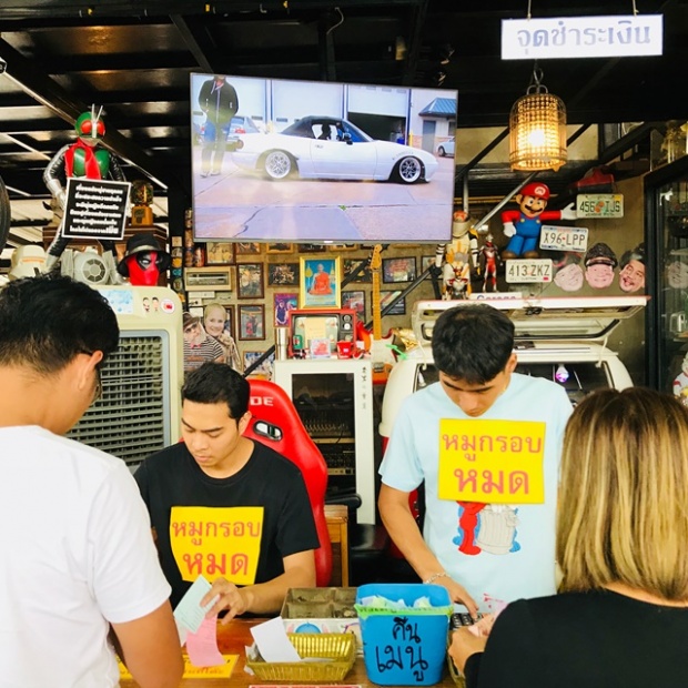 โหน่ง ชะชะช่า โพสต์ภาพลูกชายช่วยงานร้านบะหมี่ ทำสาวๆ กรี๊ด ขอสมัครเป็นลูกสะใภ้!