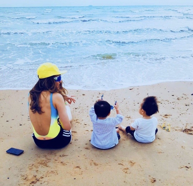 ครอบครัวสุขสันต์! ชมพู่-น็อต พาลูกแฝดเที่ยวทะเลเล่นทรายริมหาด