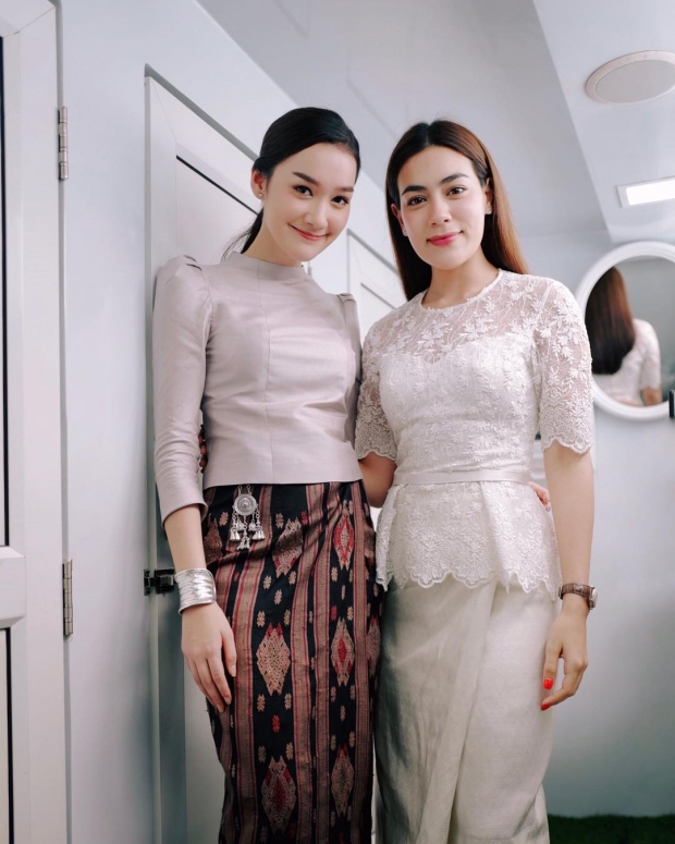 หน้าฝรั่งหัวใจไทย! ส่องความสวย เดียร์น่า ฟลีโป ในลุคผ้าซิ่นไทย