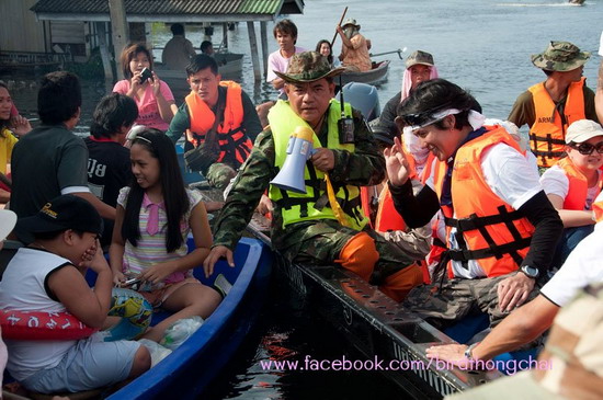 พี่เบิร์ดนำทีม ตูน ก้อย ลงพื้นที่ จ.นนทบุรี