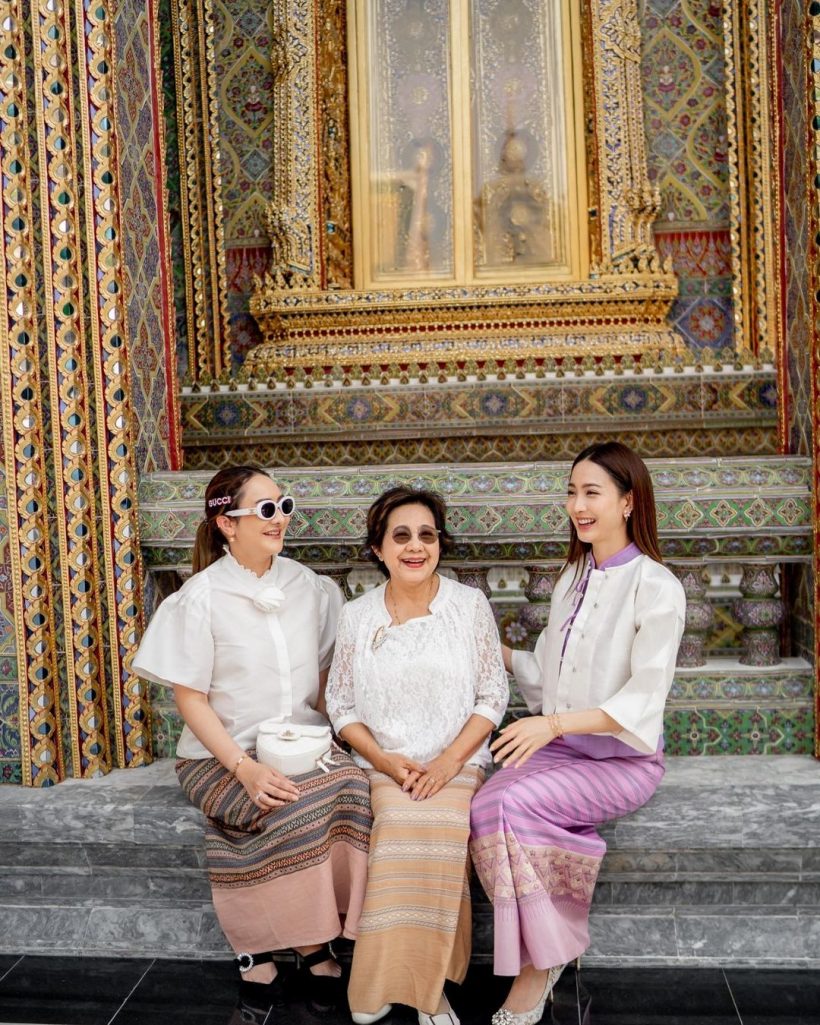 เเต้ว ณฐพร ทำหลายคนหลุดโฟกัส หลังควงคุณเเม่-พี่สาว เข้าวัดทำบุญ