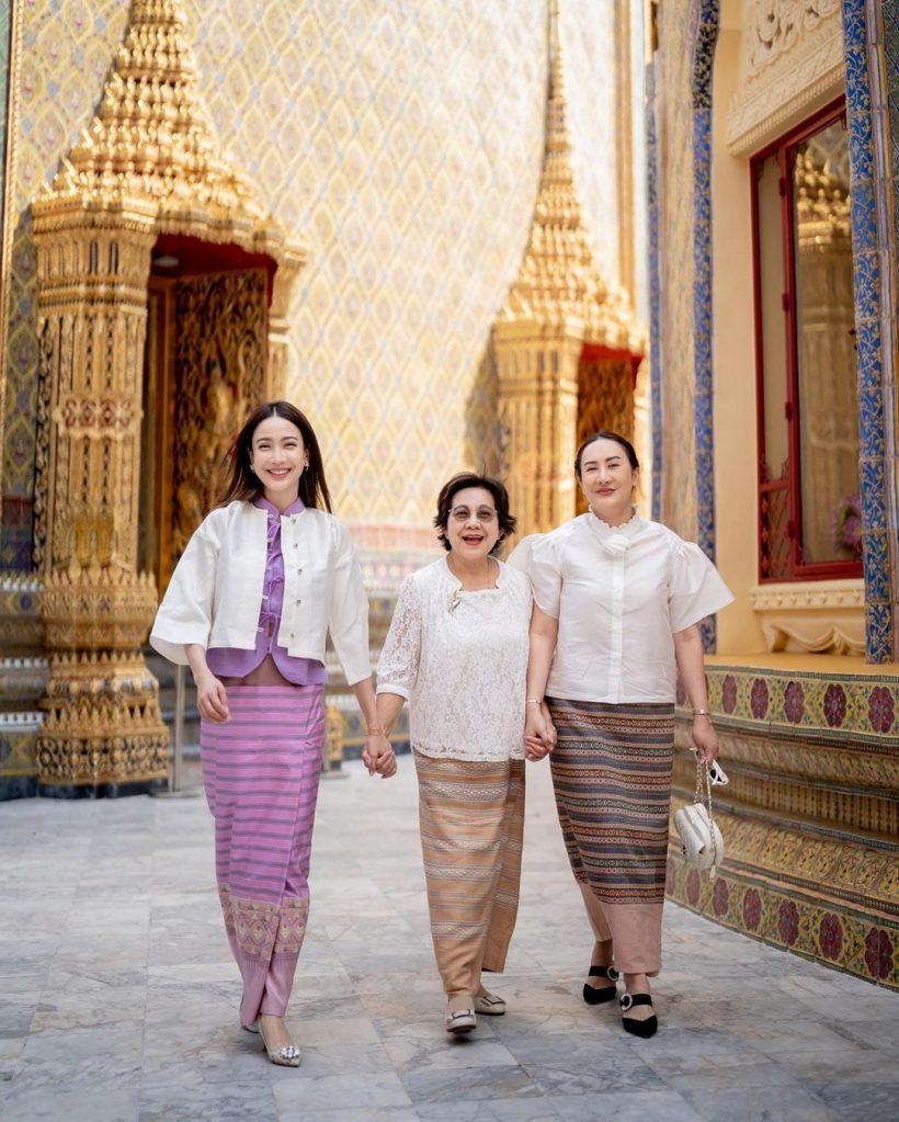 เเต้ว ณฐพร ทำหลายคนหลุดโฟกัส หลังควงคุณเเม่-พี่สาว เข้าวัดทำบุญ