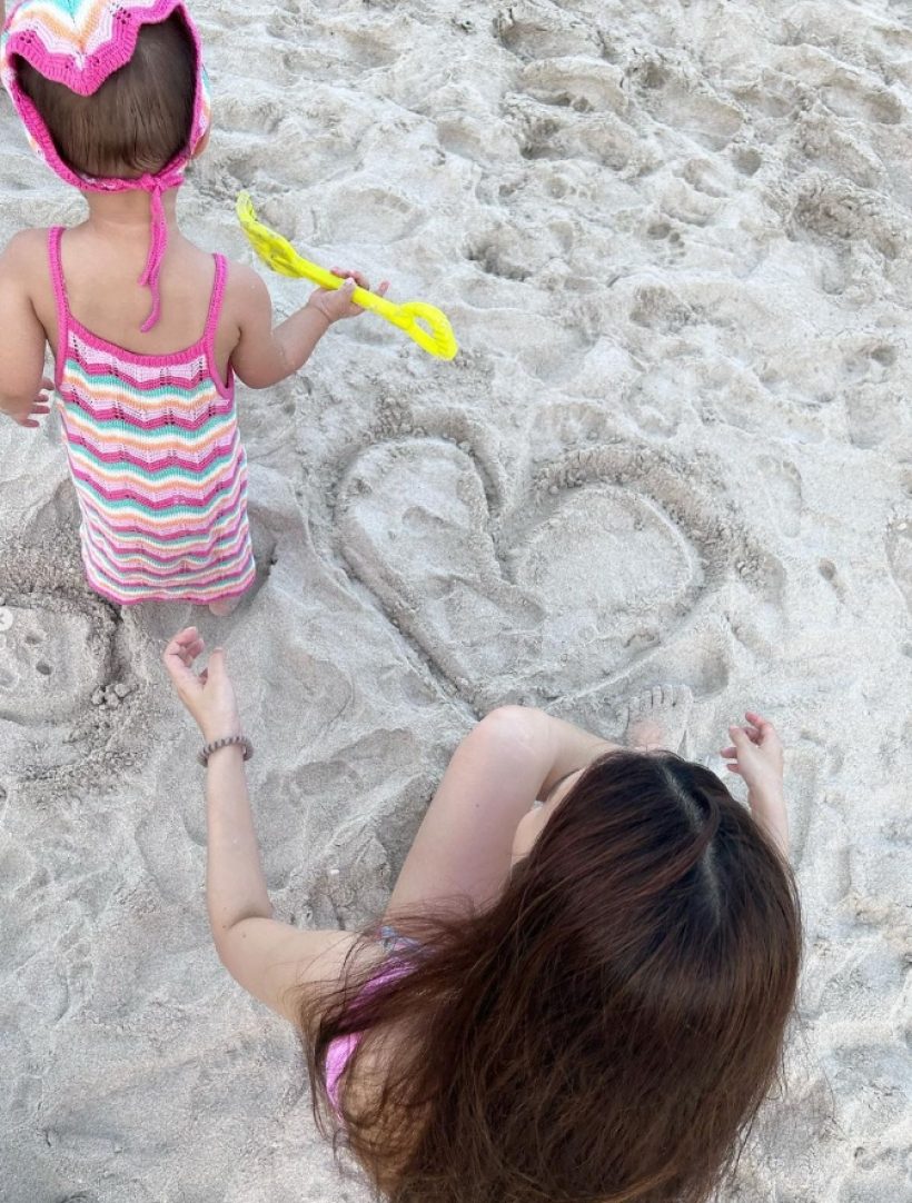 สดใสเกินต้าน!มิวนิษฐา เผยภาพสุดน่ารัก ลูกสาวเล่นทรายกับแม่