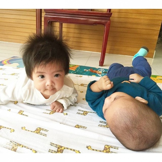 หนุแข็งแรงกันสุดๆแล้วนะ ส่องความน่ารักสดใส อลิน - อลัน ของแม่โอปอล์