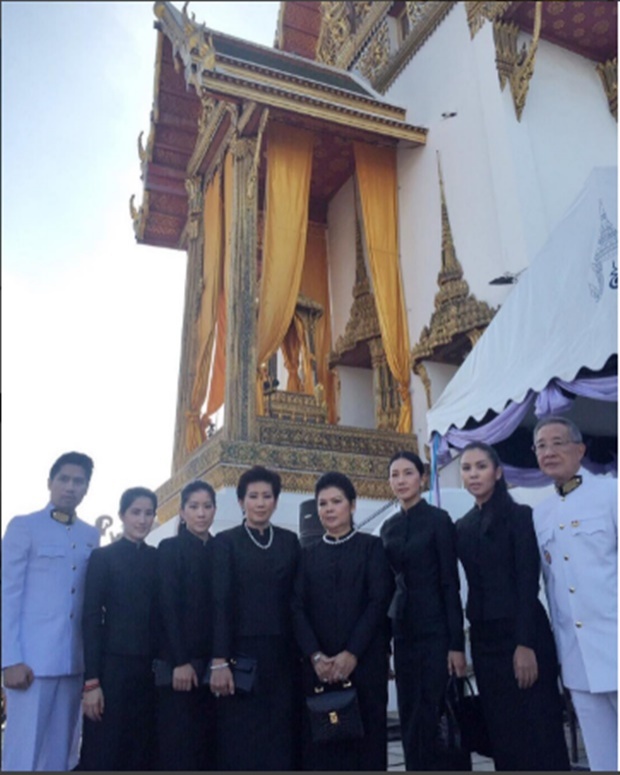 นุ่น วรนุช พร้อม ครอบครัว ภิรมย์ภักดี ถวายอาลัย ณ พระที่นั่งดุสิตมหาปราสาท