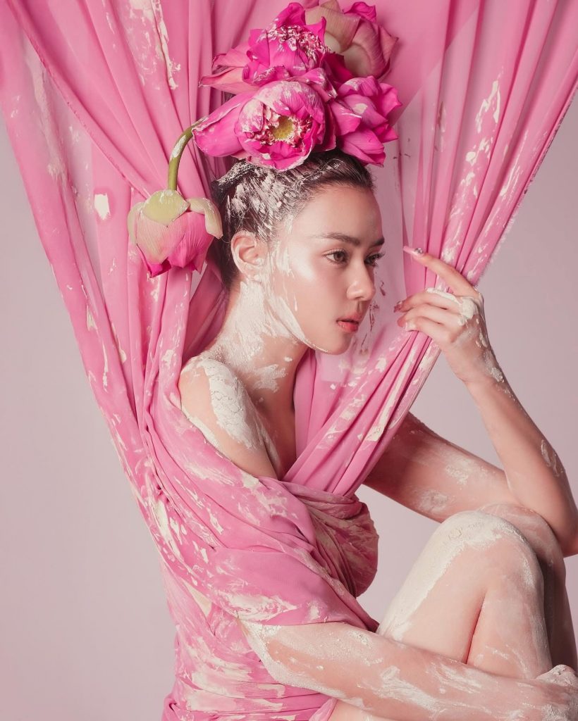 อแมนด้ากลับมาทวงบัลลังก์! สวมชุดไทยฉลองสงกรานต์