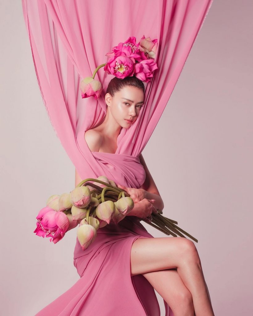 อแมนด้ากลับมาทวงบัลลังก์! สวมชุดไทยฉลองสงกรานต์