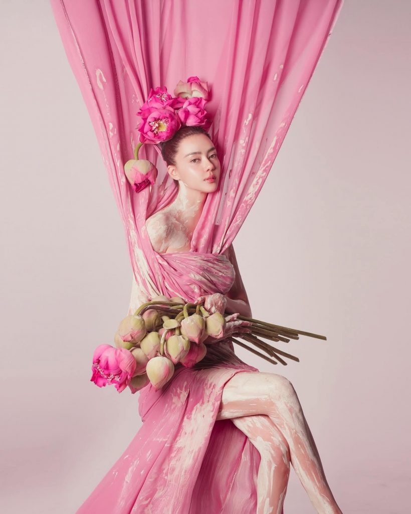 อแมนด้ากลับมาทวงบัลลังก์! สวมชุดไทยฉลองสงกรานต์