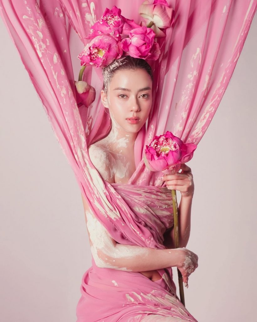 อแมนด้ากลับมาทวงบัลลังก์! สวมชุดไทยฉลองสงกรานต์