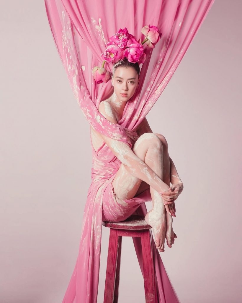 อแมนด้ากลับมาทวงบัลลังก์! สวมชุดไทยฉลองสงกรานต์