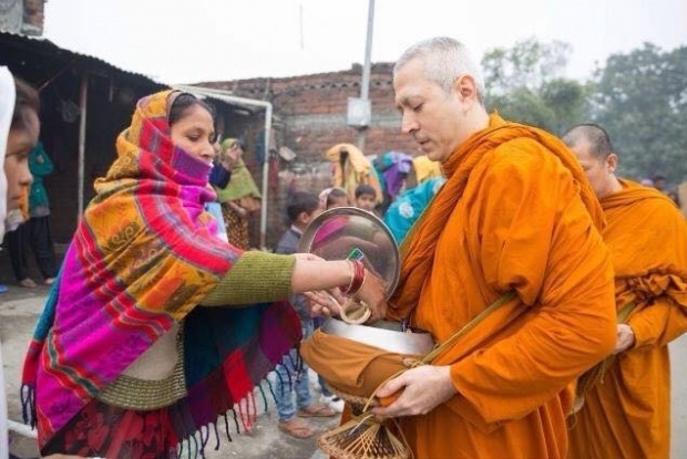 ภาพ “พระแซม” ออกบิณฑบาต จริยาวัตรงดงามน่าเลื่อมใส