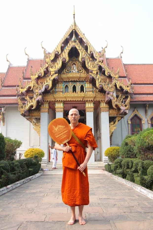 ภาพ “พระแซม” ออกบิณฑบาต จริยาวัตรงดงามน่าเลื่อมใส